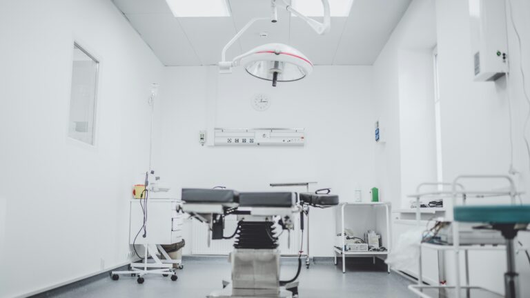 Urgent Care vs. Emergency Room: When to Choose Oak Lawn Immediate Care